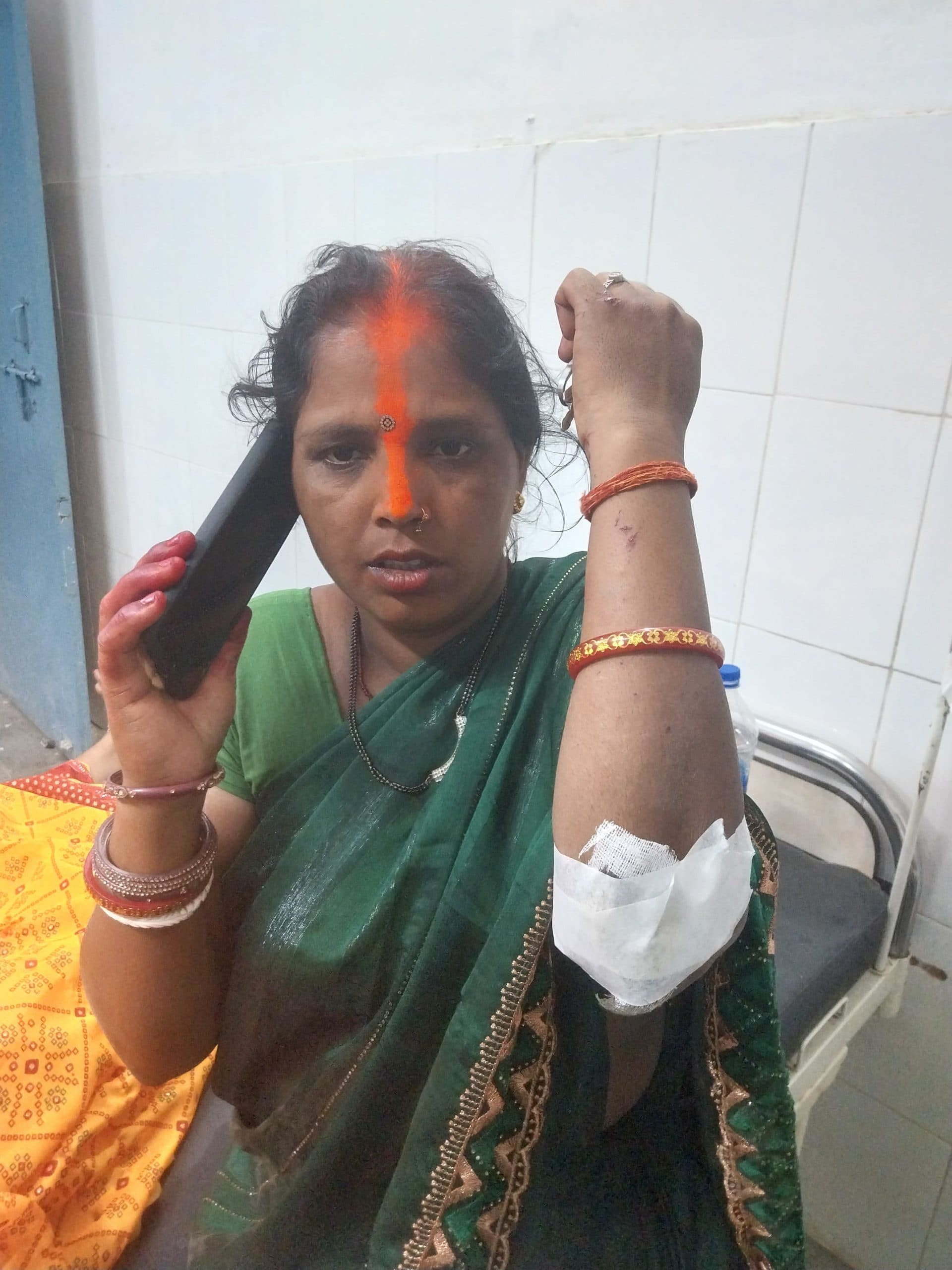 Giridih News: कुत्ते की चपेट में आने से गिरे बाइक सवार