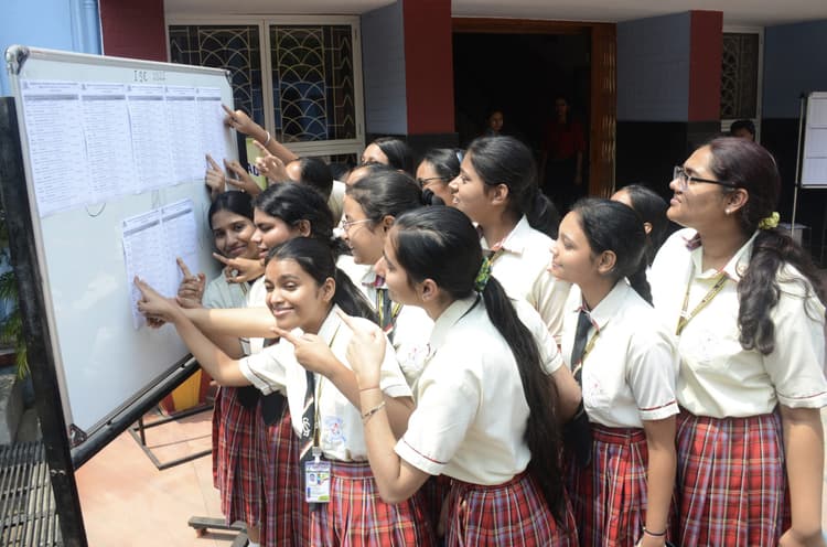 Dhanbad News: ICSE12वीं साइंस व कॉमर्स में बेटों, तो आर्ट्स में बेटियों का रहा दबदबा