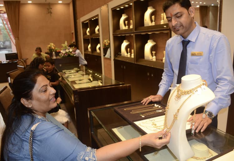 Dhanbad News : अक्षय तृतीया पर लाइट वेट गहनों की रही खूब डिमांड, 190 करोड़ का हु्आ कारोबार