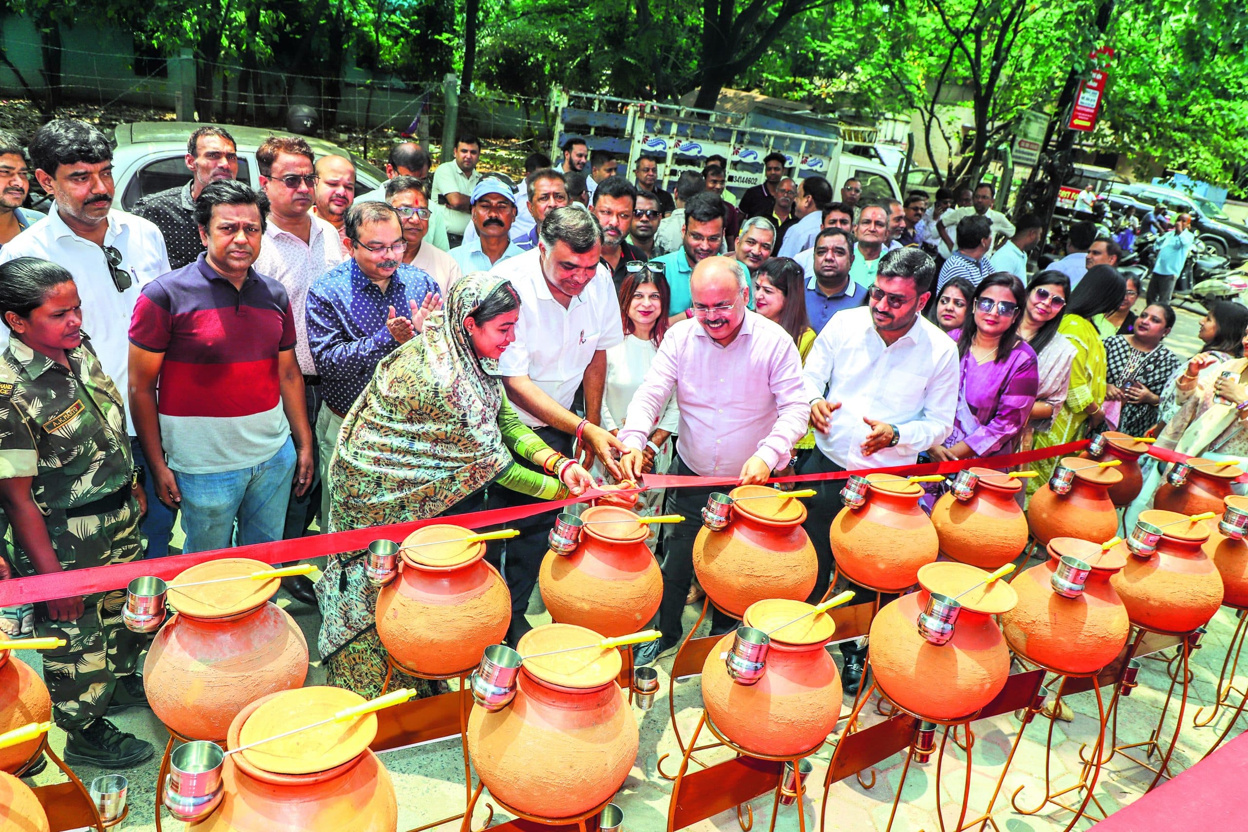 Jamshedpur News : ‘प्रभात खबर’ के जल महोत्सव का शुभारंभ, 100 से अधिक घड़ा का हुआ वितरण