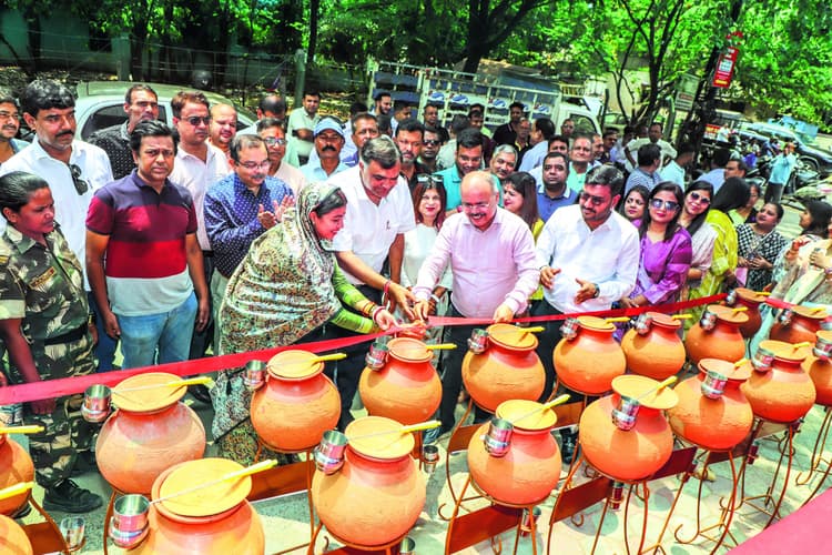 Jamshedpur News : ‘प्रभात खबर’ के जल महोत्सव का शुभारंभ, 100 से अधिक घड़ा का हुआ वितरण