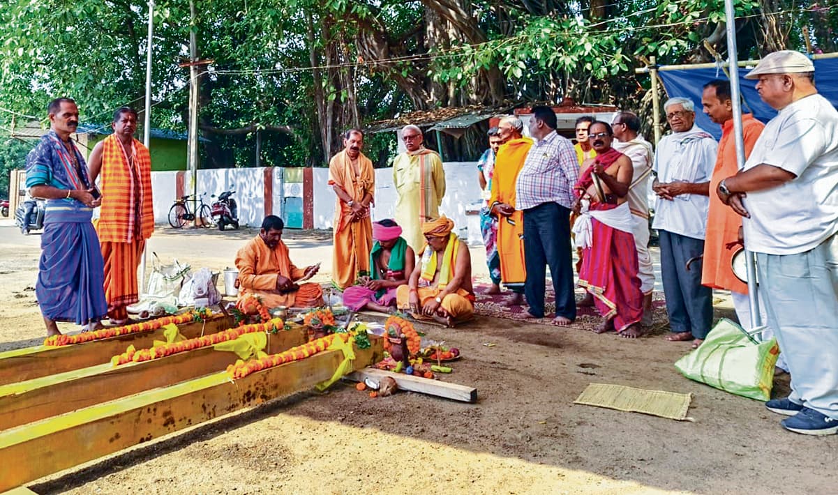 Rourkela News: अहिराबंध जगन्नाथ मंदिर में रथ निर्माण के लिए लकड़ी की हुई पूजा
