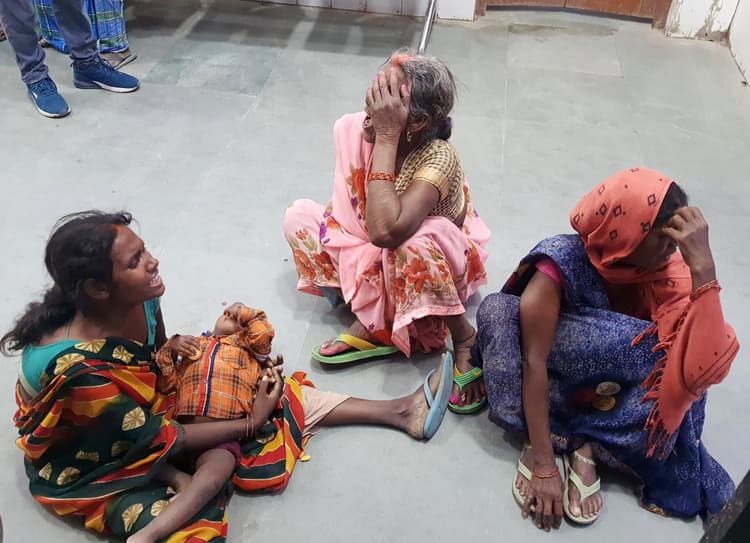 सड़क किनारे पोल से टकराया ट्रैक्टर, चालक की मौत