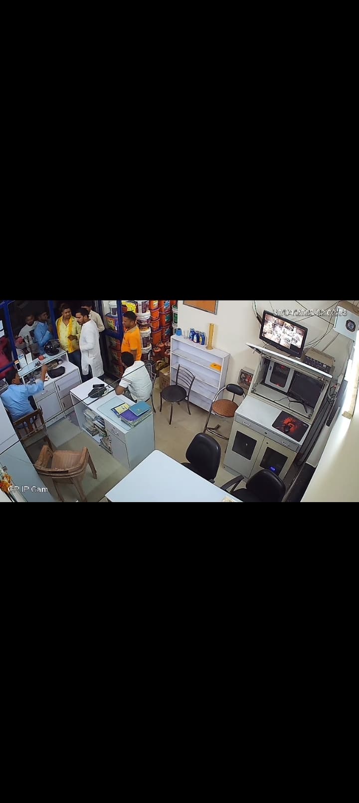 पेट्रोल पंप पर तेल का पैसा मांगने पर कर्मचारी से मारपीट