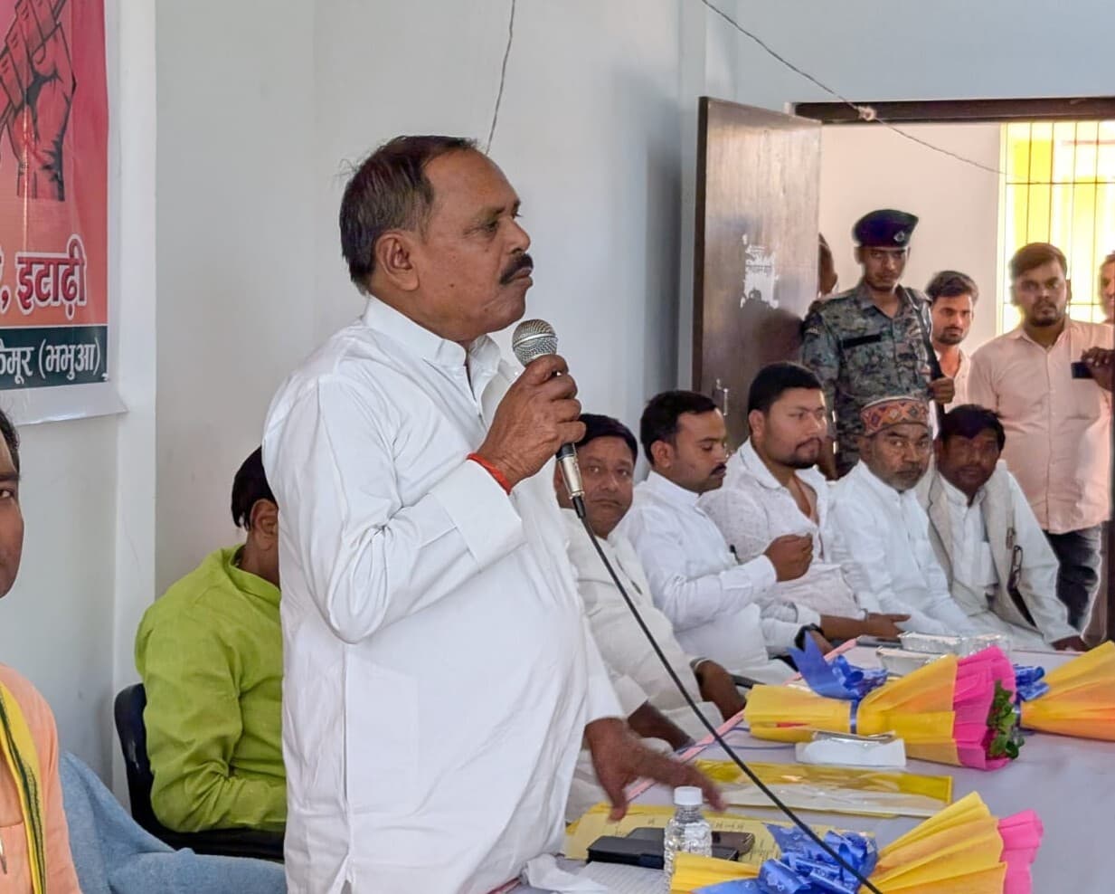 प्रदर्शन करने वाले श्रमिकों को किया सम्मानित