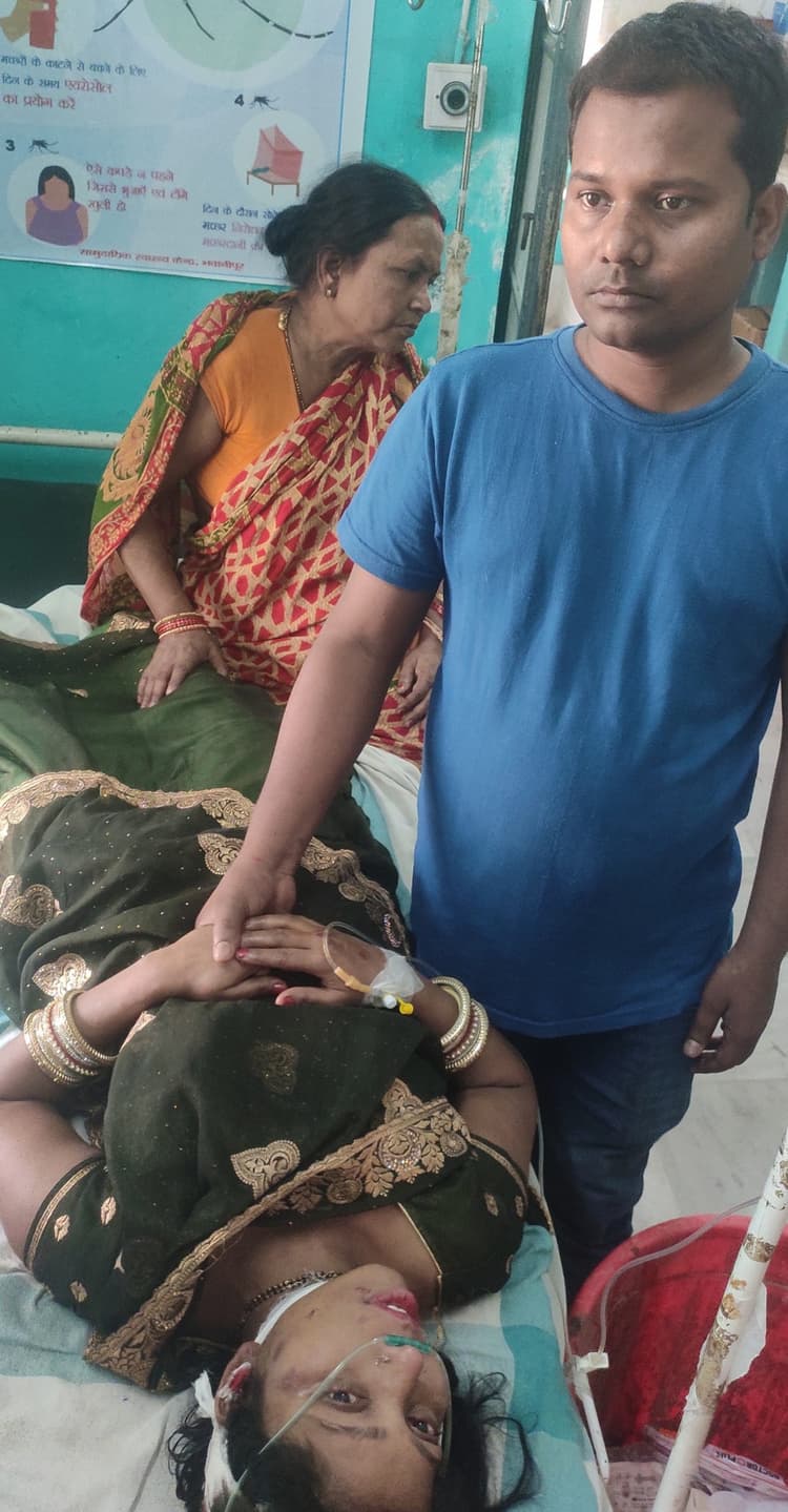 सड़क पर मक्का सुखाने से हादसा, महिला रेफर