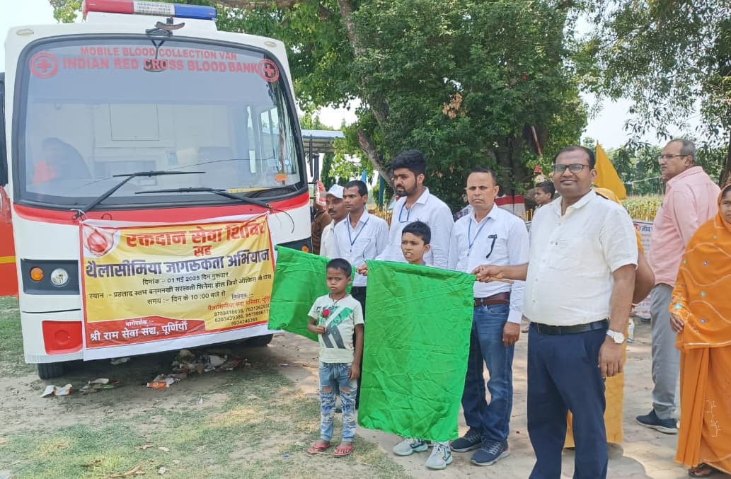 शिविर में रक्तदान कर एसडीएम ने दिया संदेश