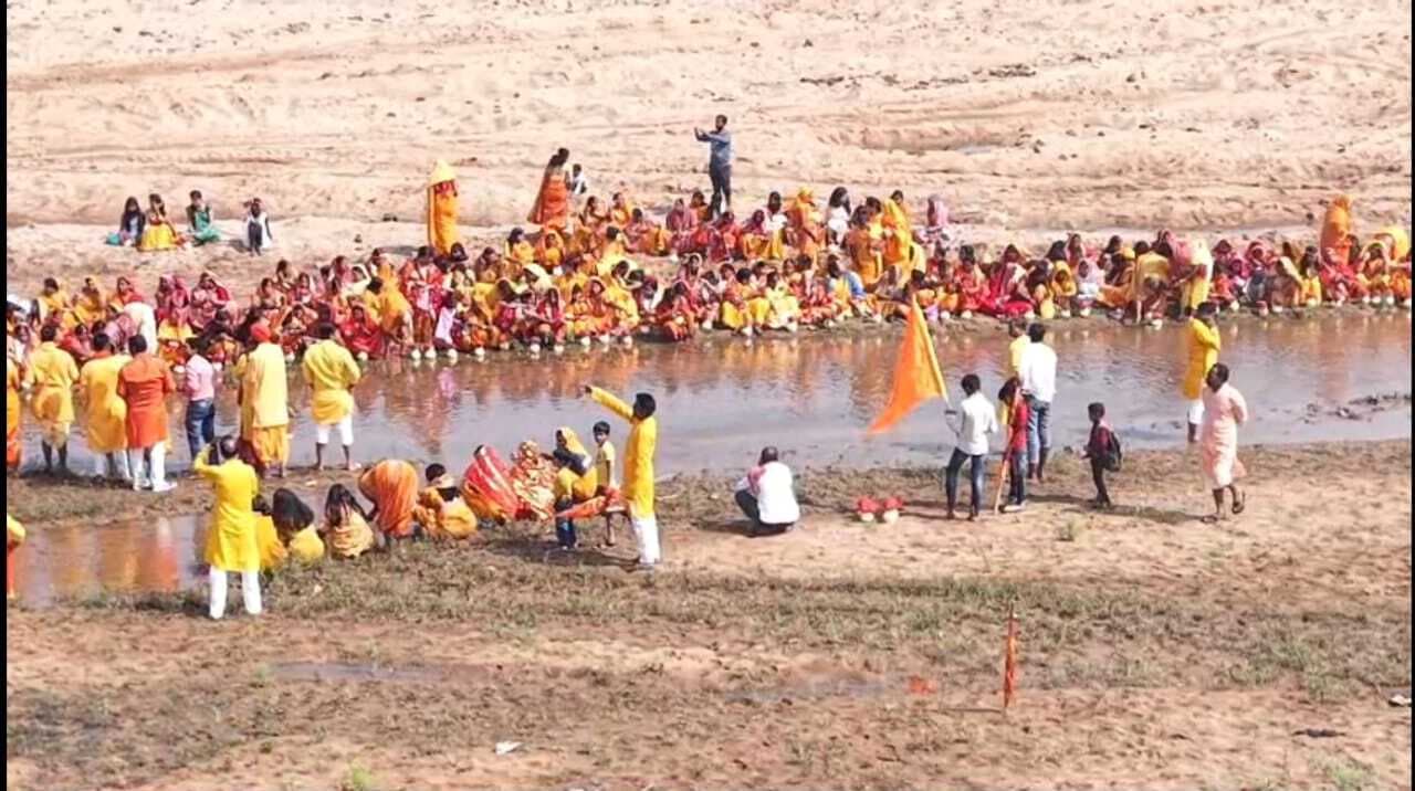 गायत्री महायज्ञ सह रुद्राभिषेक को लेकर निकली कलश यात्रा