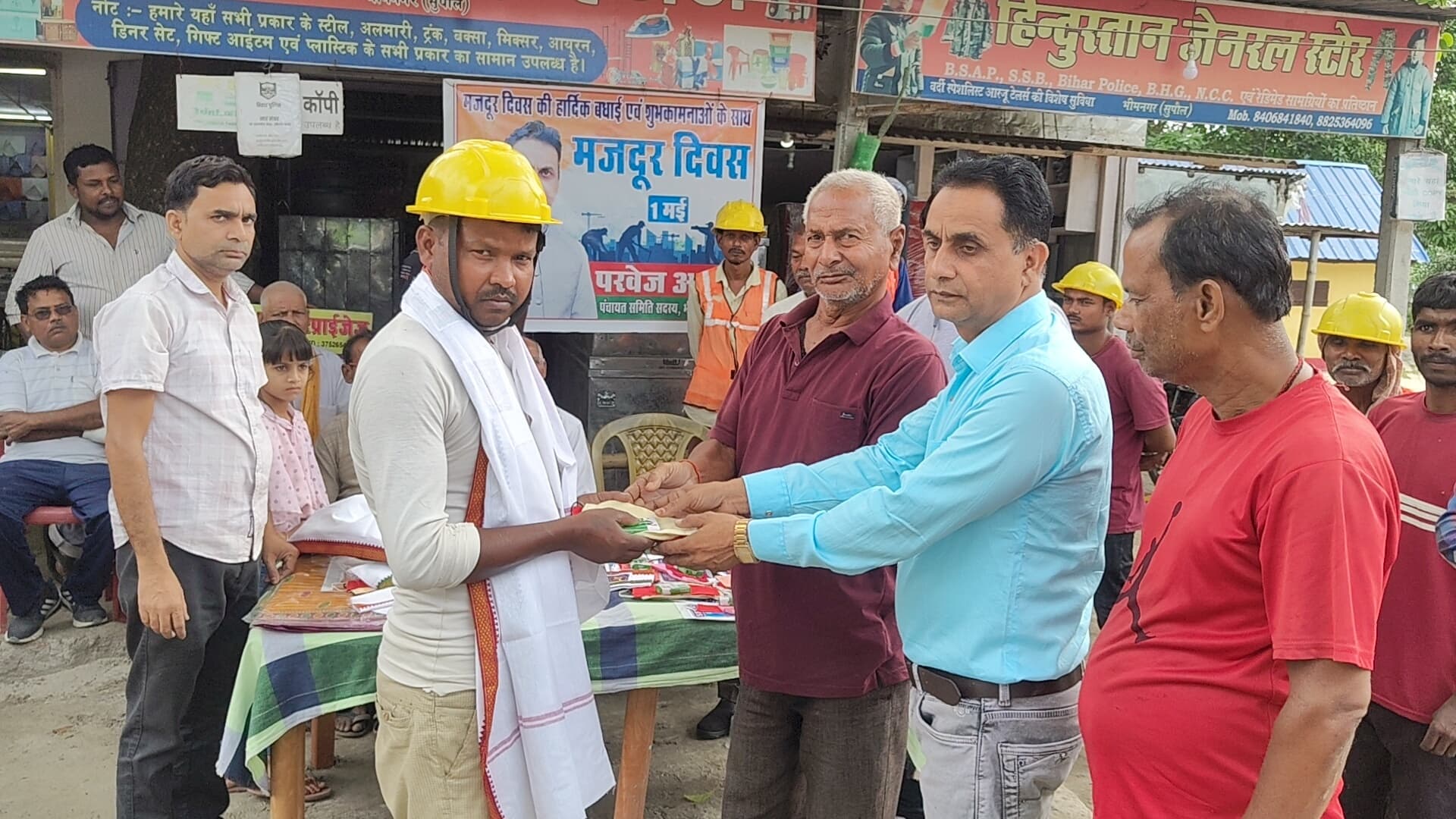 मजदूर दिवस पर स्वच्छता कर्मियों को किया सम्मानित