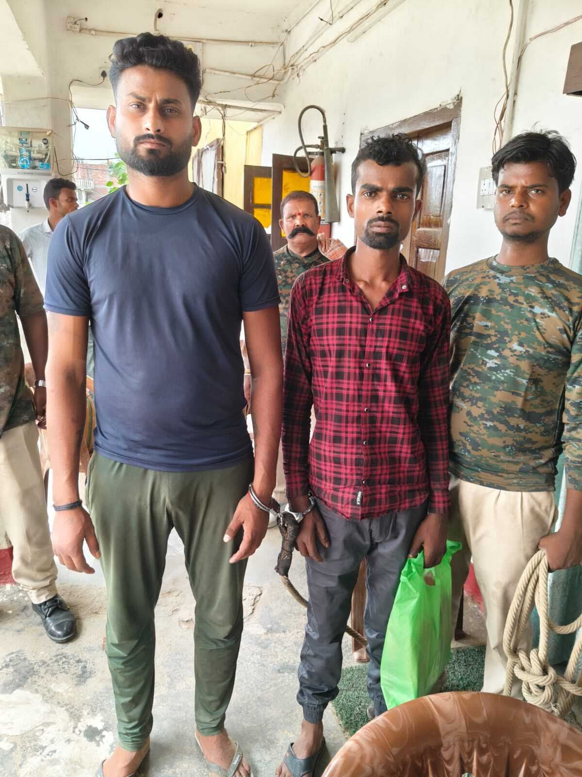 हथियार और जिंदा कारतूस के साथ दो युवक गिरफ्तार