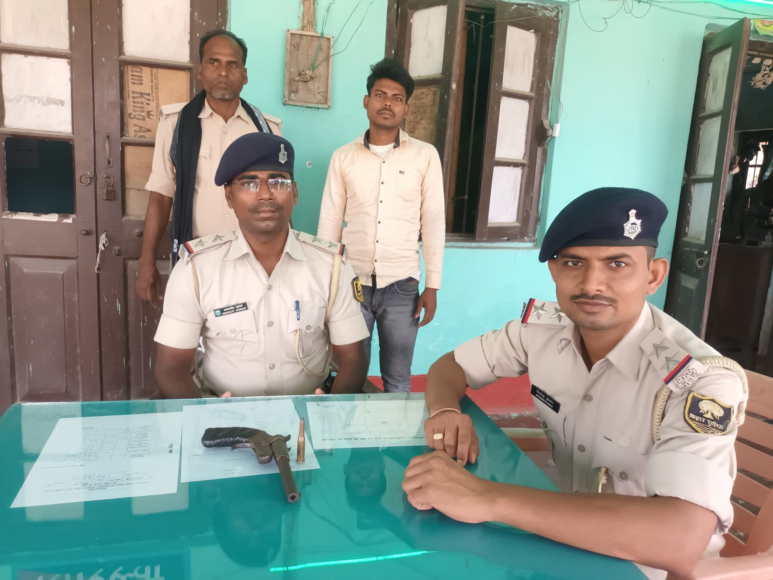 लोडेड कट्टा के साथ बाइक सवार युवक गिरफ्तार