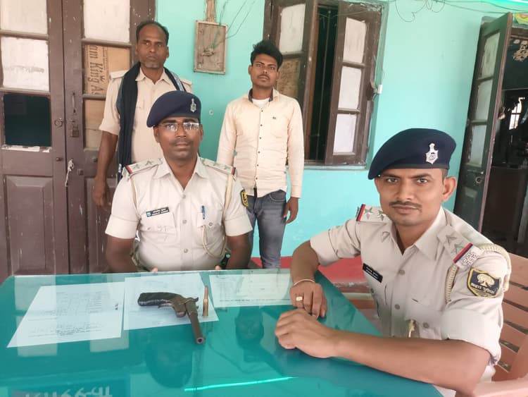 लोडेड कट्टा के साथ बाइक सवार युवक गिरफ्तार