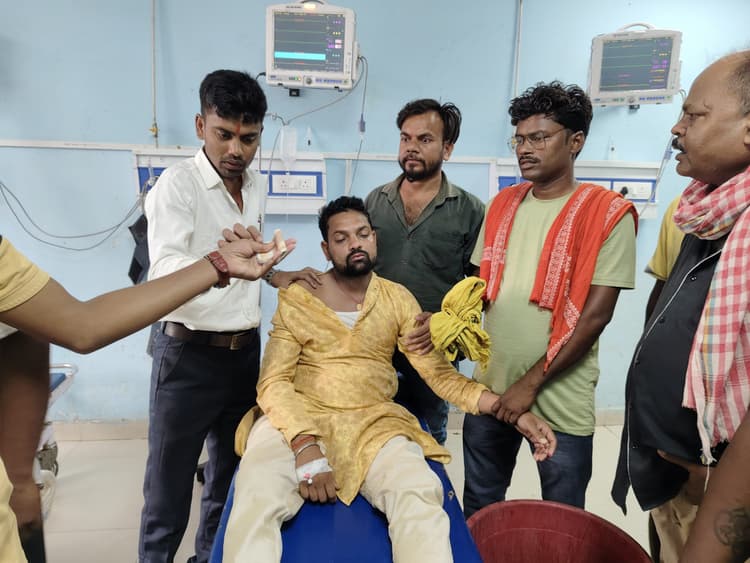 विषैले सांप के डसने से युवक की हालत गंभीर