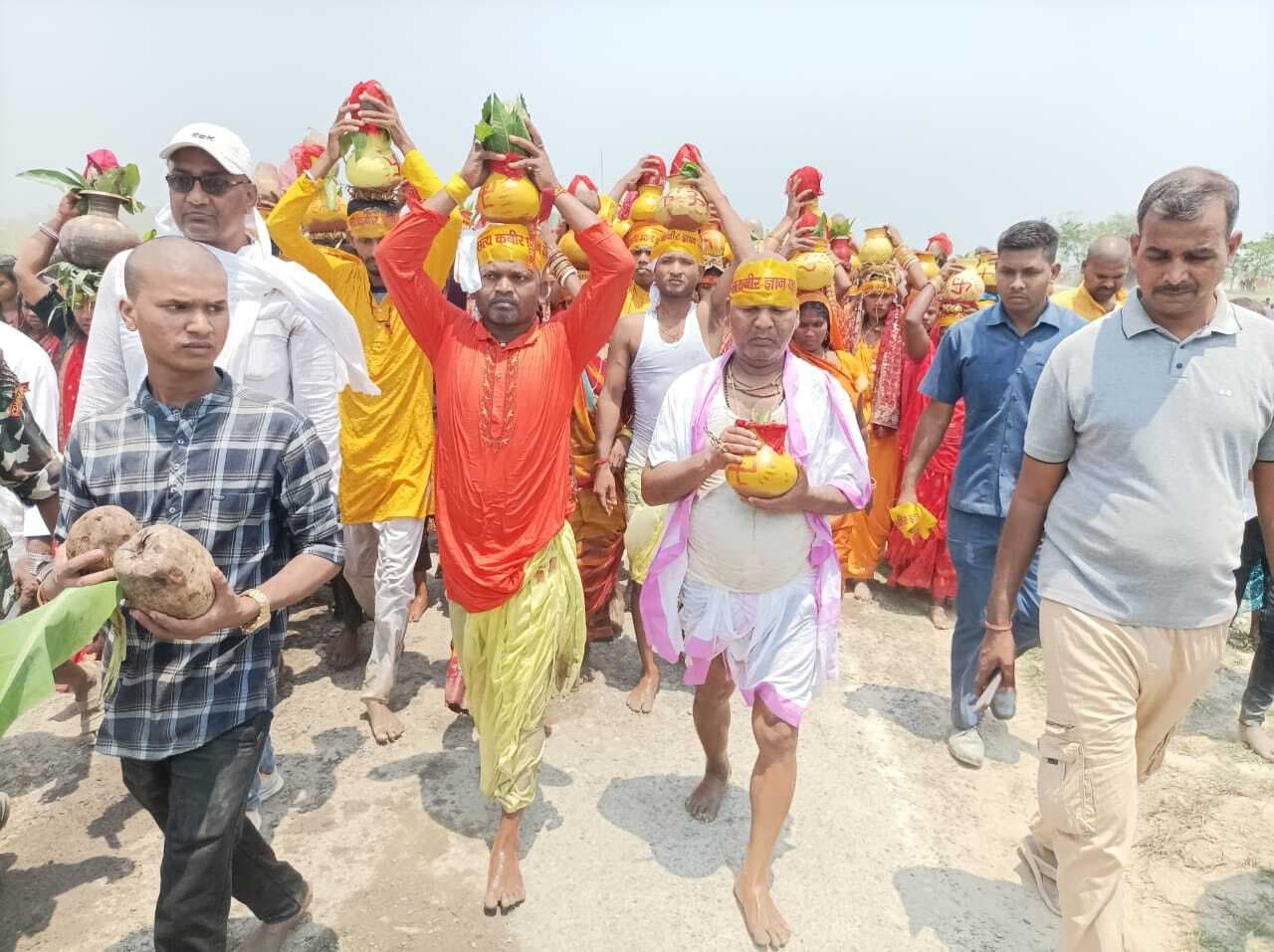 कलश स्थापन के संग बलिया सिमर में नौ दिवसीय सत्य कबीर ज्ञान यज्ञ का शुभारंभ
