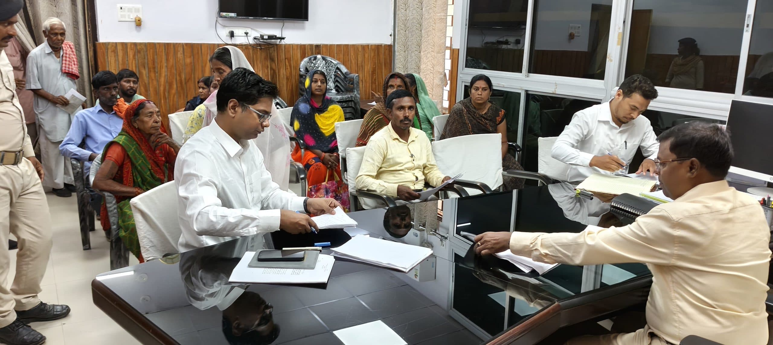 एडीएम ने लगाया जनता दरबार, सुनी लोगों की फरियाद