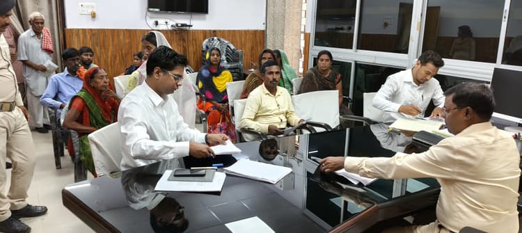 एडीएम ने लगाया जनता दरबार, सुनी लोगों की फरियाद