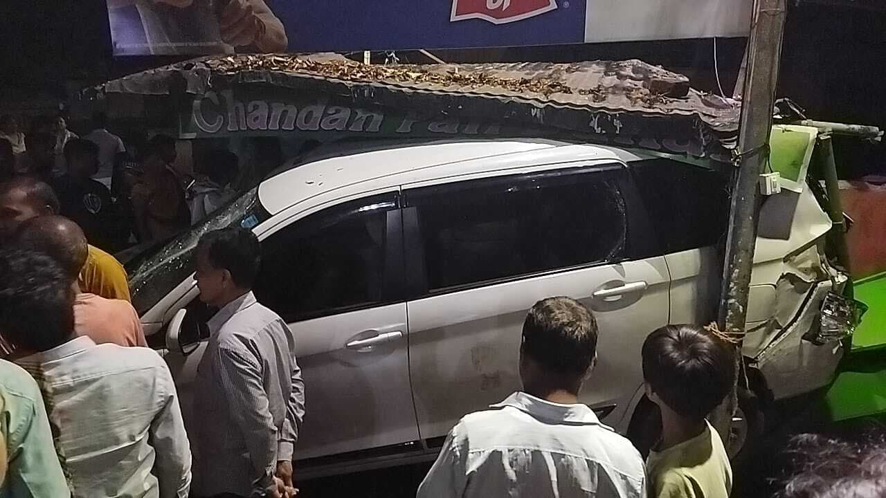 Jamshedpur news. बागुनहातु : तेज रफ्तार कार ने लोगों को किया घायल, दुकान भी क्षतिग्रस्त, हंगामा