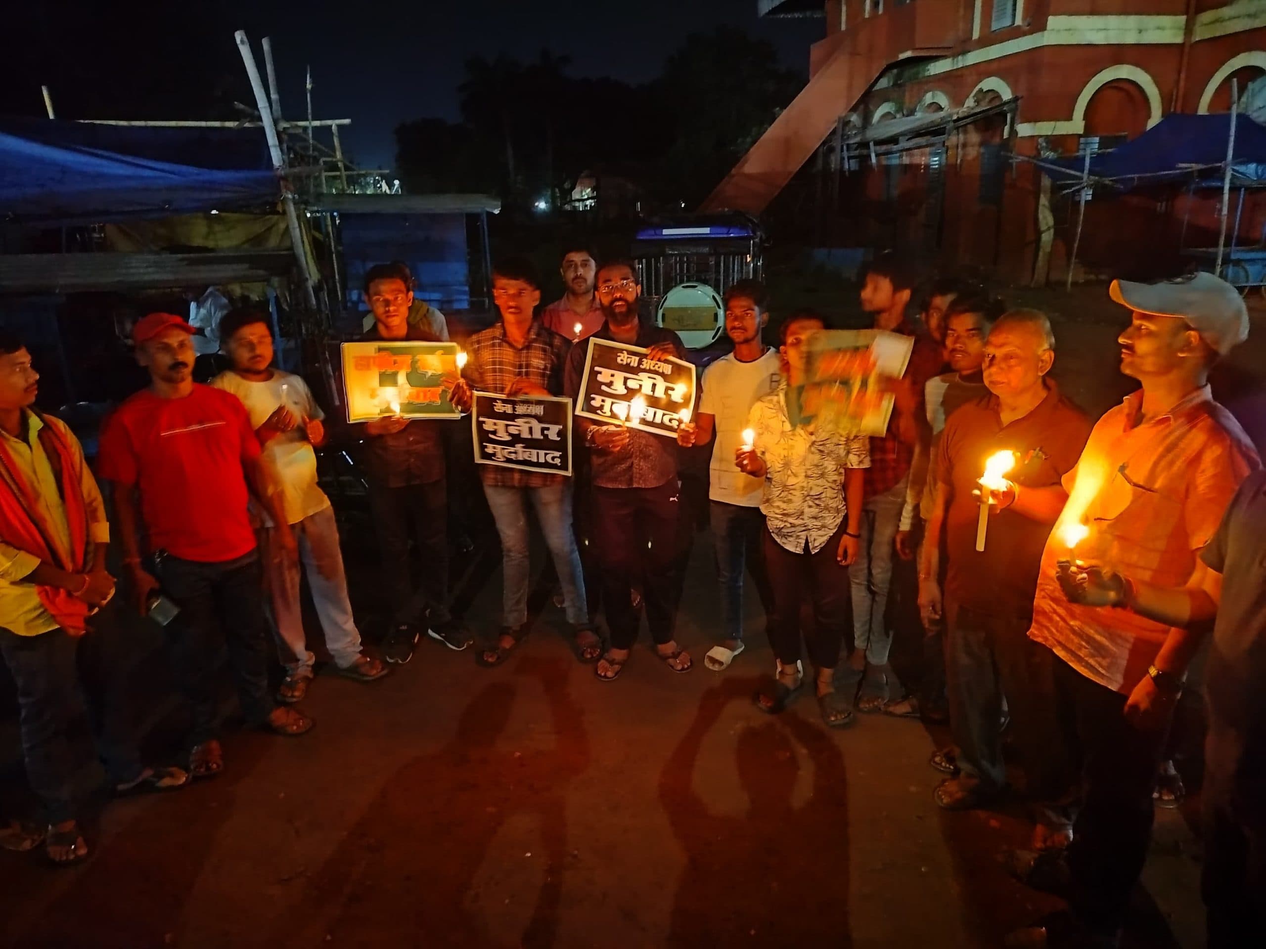 पहलगाम में हुए आतंकी हमले के विरोध में निकाला कैंडल मार्च