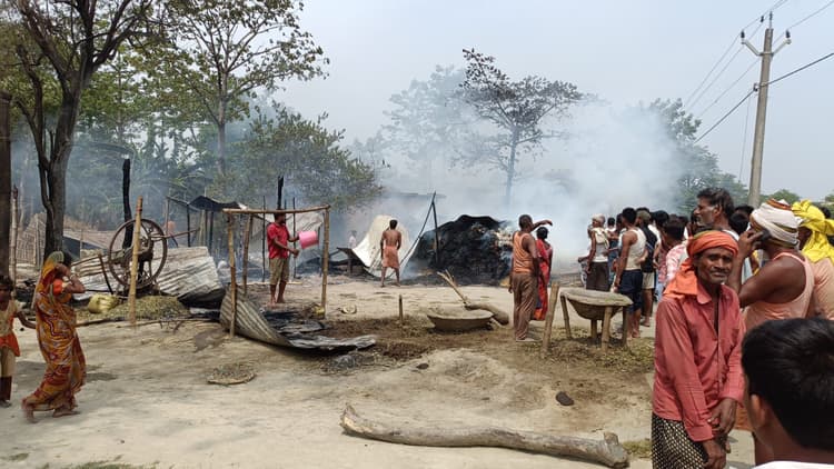 Motihari: मछहा गांव में आधा दर्जन घर जलकर राख