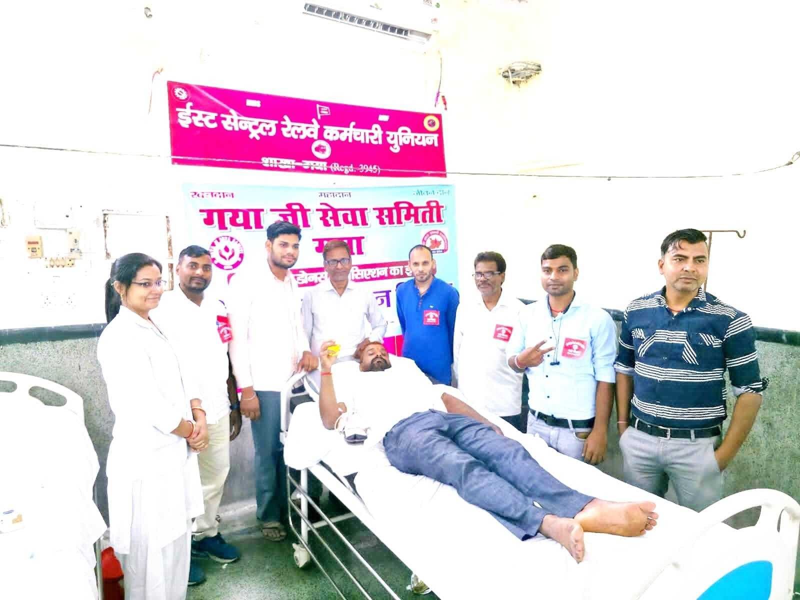 मजदूर दिवस पर रेलकर्मियों ने किया रक्तदान