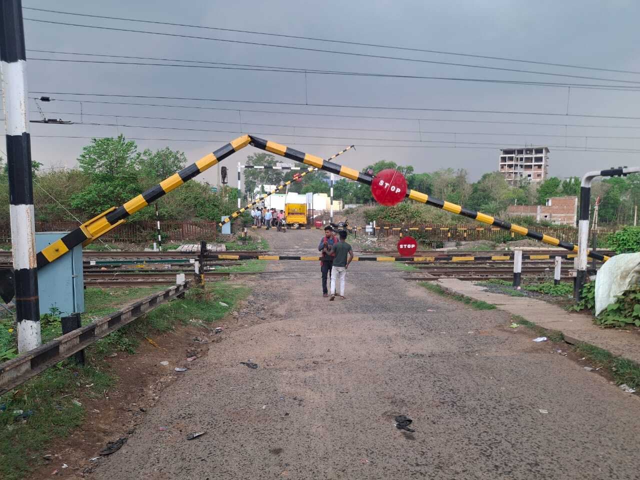 गैस सिलिंडर लदे पिकअप पर गिरा रेलवे  फाटक
