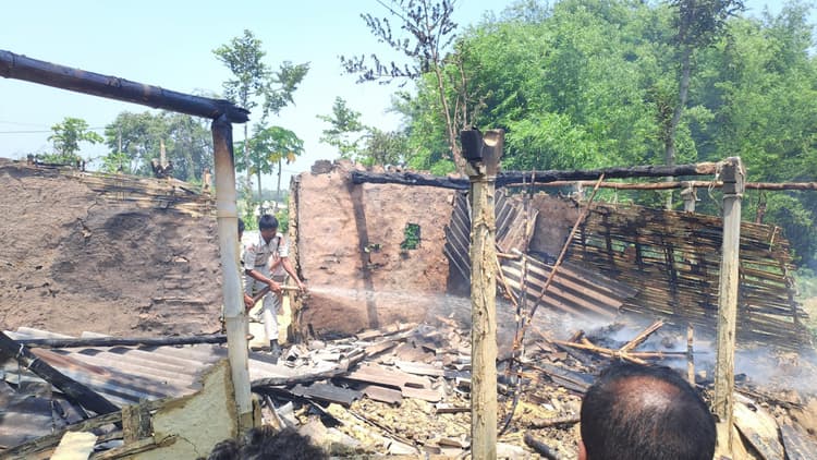 अगलगी से एक घर जला, हजारों की संपत्ति का हुआ नुकसान
