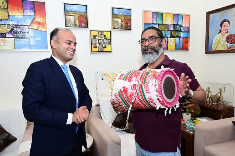 Ranchi News : योजनाओं को धरातल पर उतारने में अधिकारियों की अहम भूमिका : सीएम