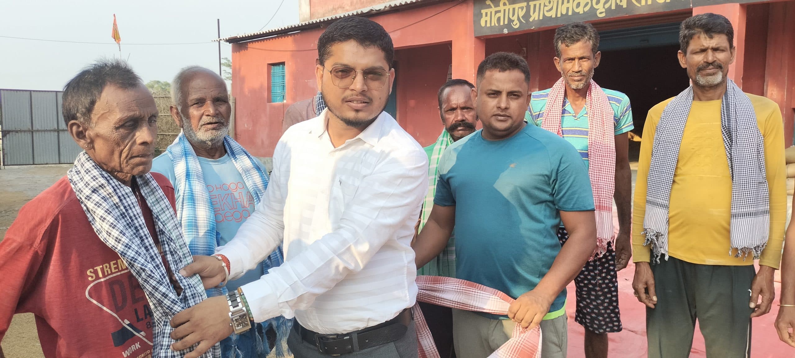 मजदूरों को अंग वस्त्र देकर किया सम्मानित