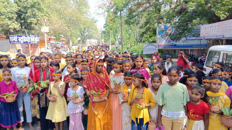Motihari: रुद्र महायज्ञ को लेकर कन्याओं ने निकाली कलशयात्रा