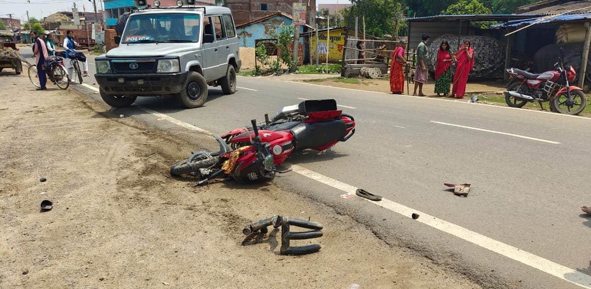 अनियंत्रित पिकअप ने बाइक सवार को रौंदा, हादसे में महिला सहित तीन घायल