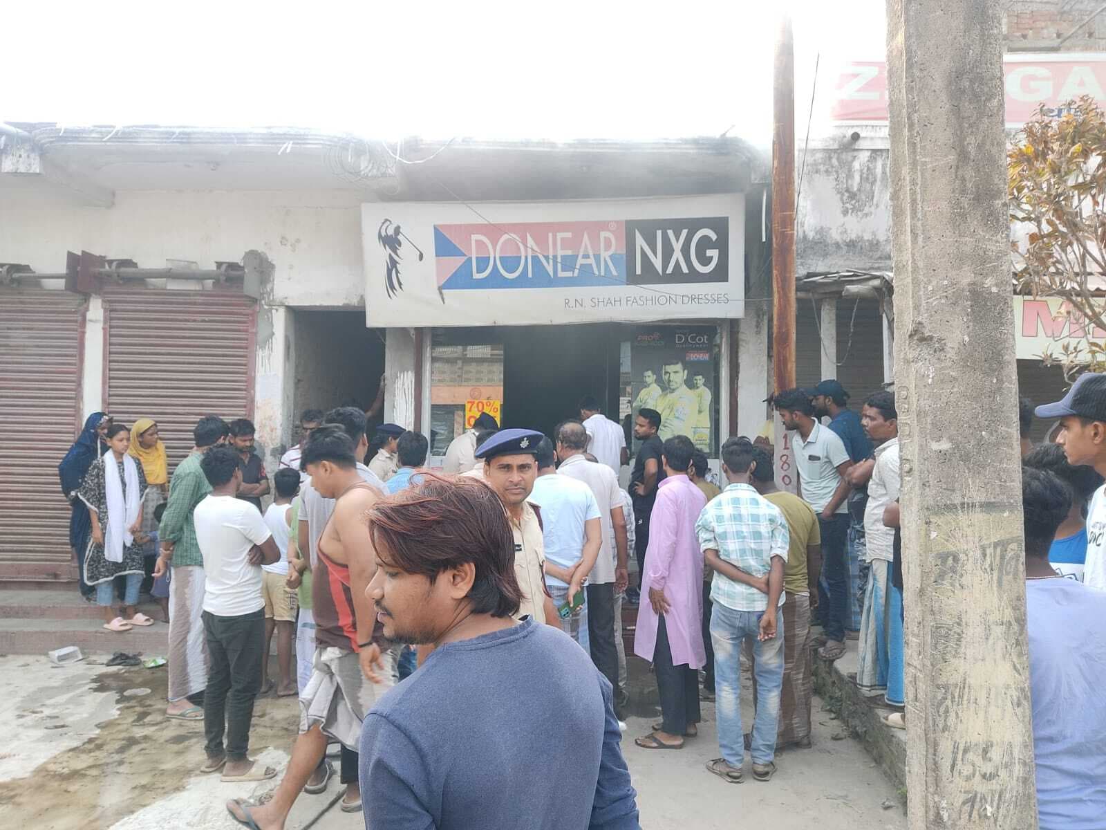कपड़े की दुकान में लगी आग, धुंआ निकलते देख लोगों ने मचाया शोर