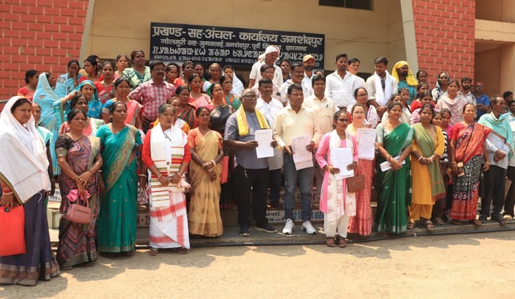 Jamshedpur news. मुखिया व माझी बाबा ने ग्राम पंचायत को नगर निकाय में शामिल करने का किया विरोध