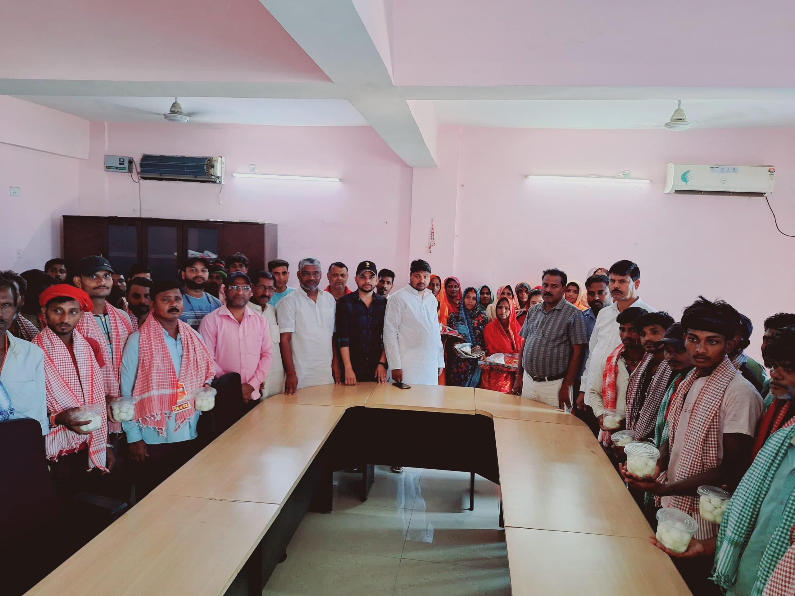 मजदूर दिवस पर सफाई कर्मियों का बढाया उत्साह, किया सम्मानित