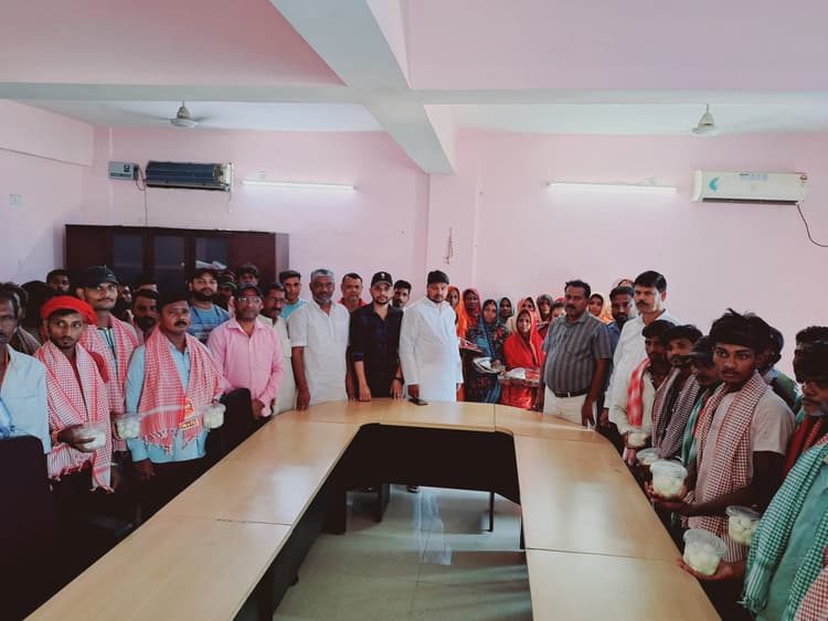 मजदूर दिवस पर सफाई कर्मियों का बढाया उत्साह, किया सम्मानित