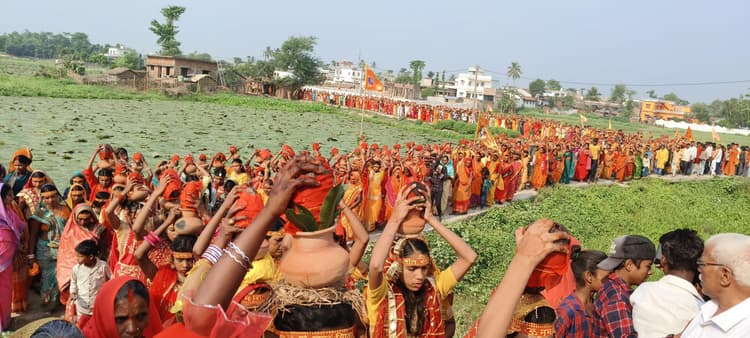 खाड़ा में 11 दिवसीय महारुद्र यज्ञ को लेकर निकली गयी कलश शोभायात्रा
