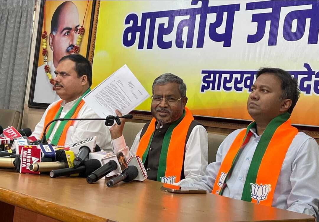 Political news : झारखंड संवैधानिक रूप से डीजीपी विहीन : बाबूलाल