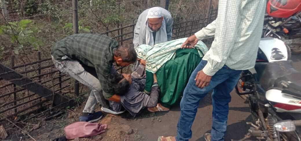 अनियंत्रित बाइक से गिरकर महिला घायल