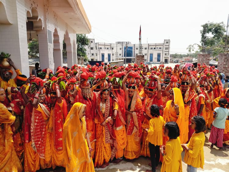 सात दिवसीय श्रीविष्णु यज्ञ को लेकर निकली गयी कलश शोभायात्रा
