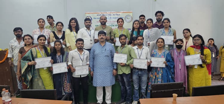 बीएड प्रशिक्षुओं को दिया गया प्रमाण पत्र