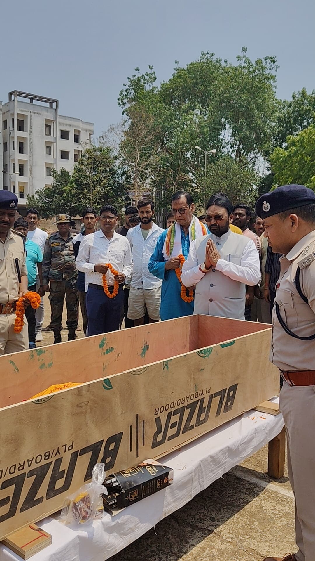 Deoghar news : देवघर पुलिस लाइन में गोड्डा जिला बल के आरक्षी के पार्थिव शरीर को दी अंतिम सलामी