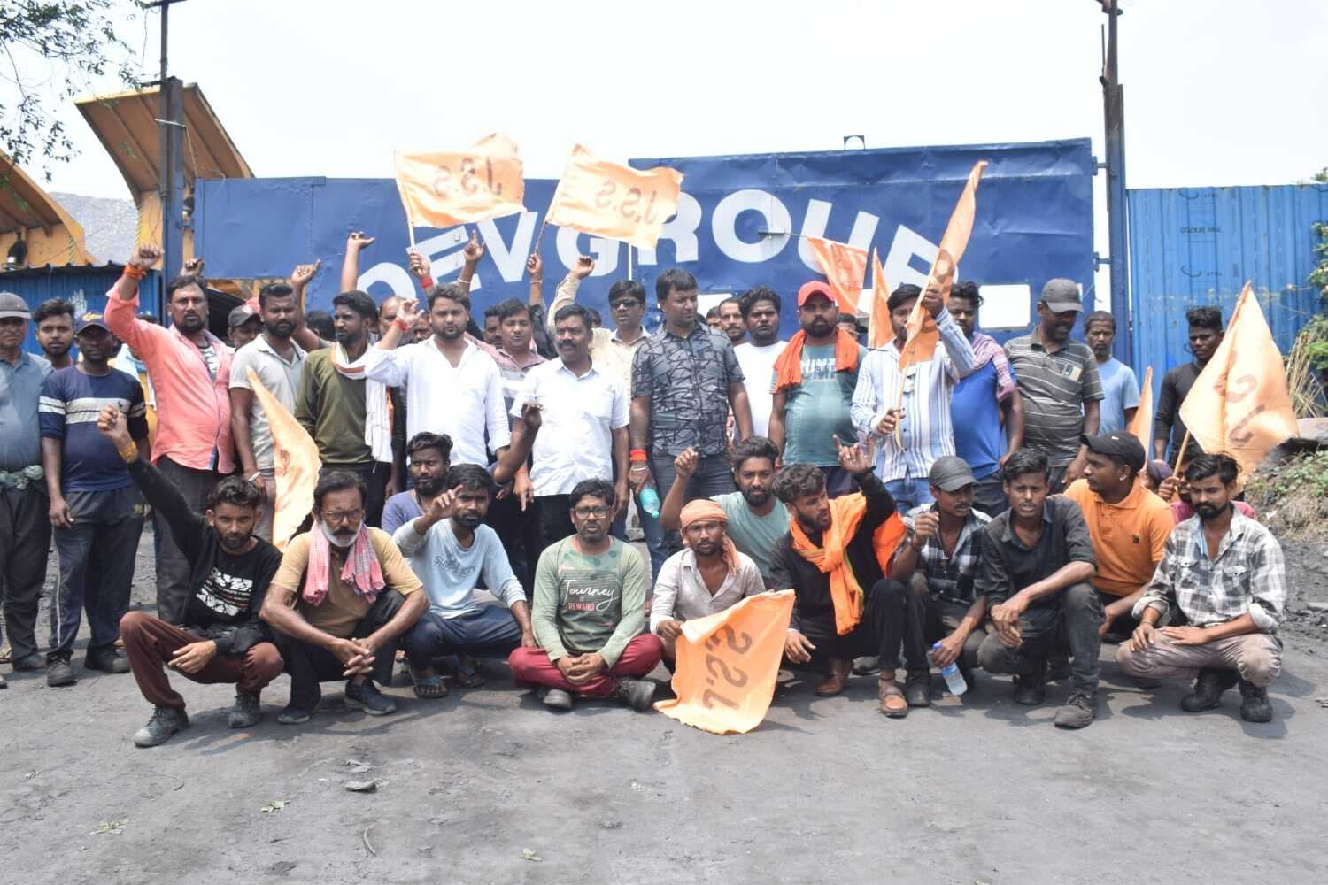 Dhanbad News : जश्रसं ने देवप्रभा आउटसोर्सिंग का काम रोका