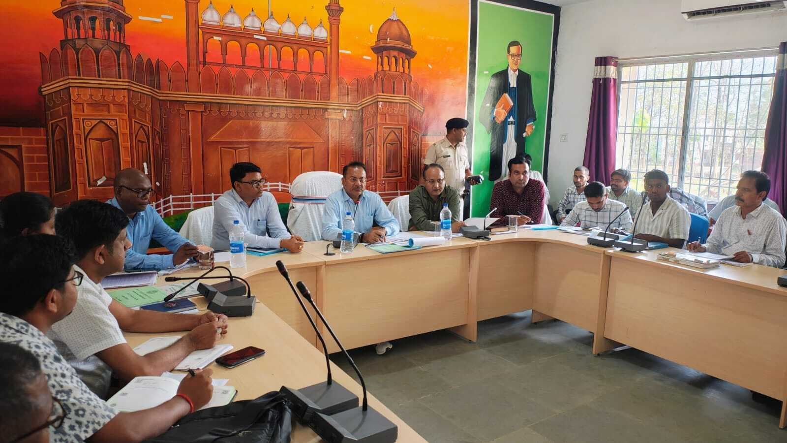 डीडीसी ने बरहरवा व पतना प्रखंड के कर्मियों के साथ की विभिन्न योजनाओं की समीक्षा