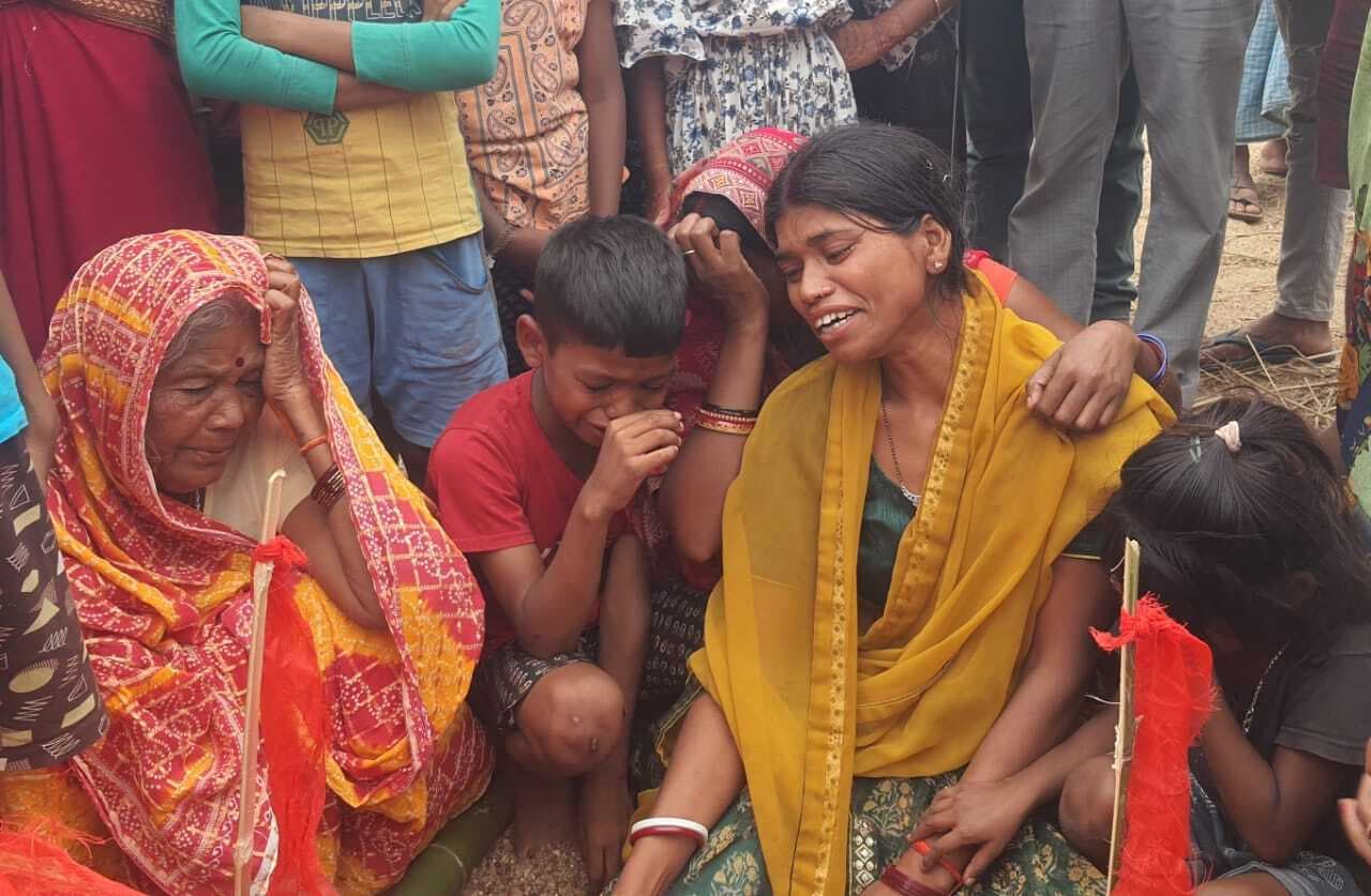 कटोरिया में ट्रक से कुचलकर बाइक सवार साला व बहनोई की हुई मौत