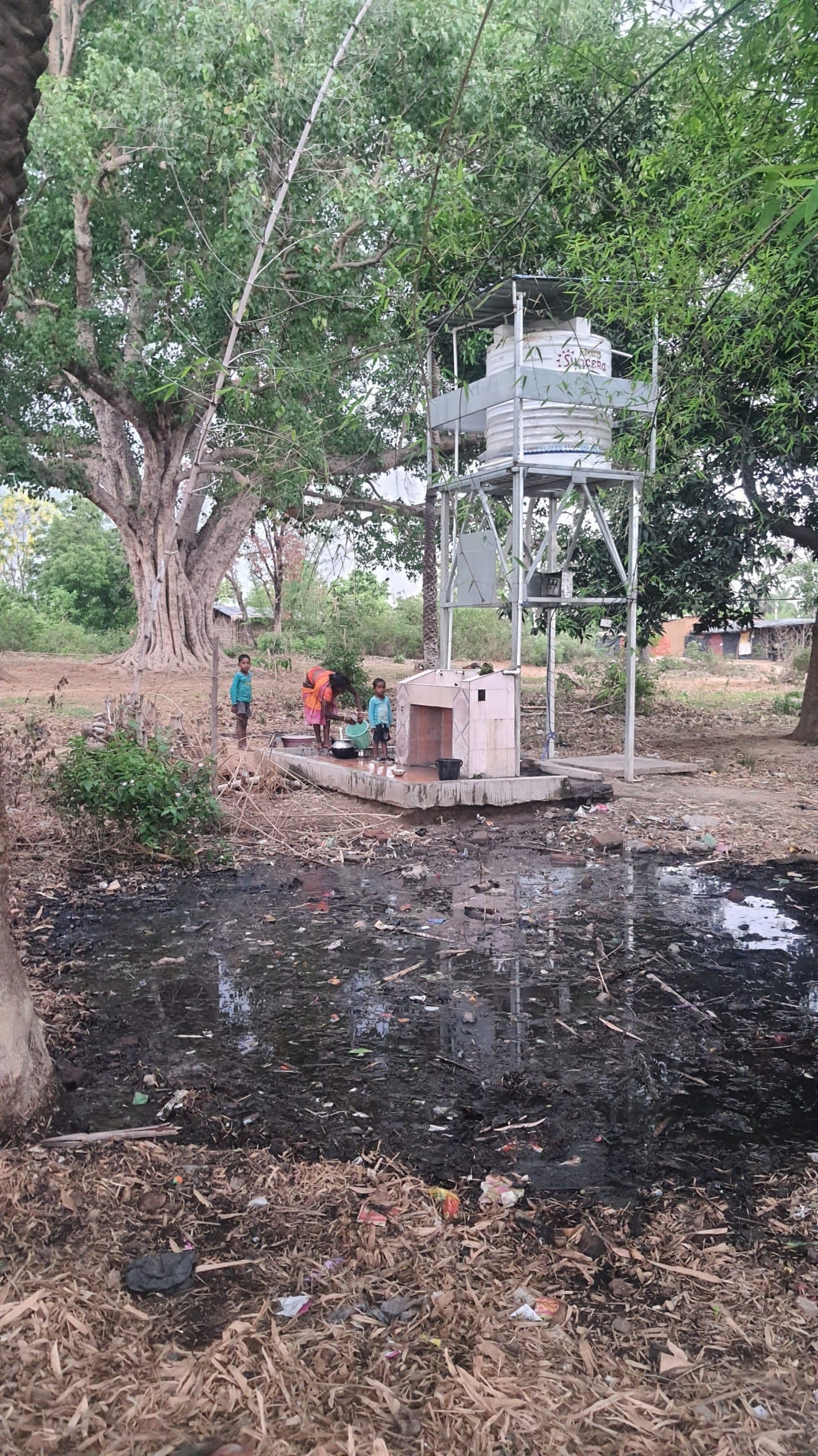 उदयपुरा संथाल टोला में वाटर स्टैंड पोस्ट के समीप नहीं है नाला