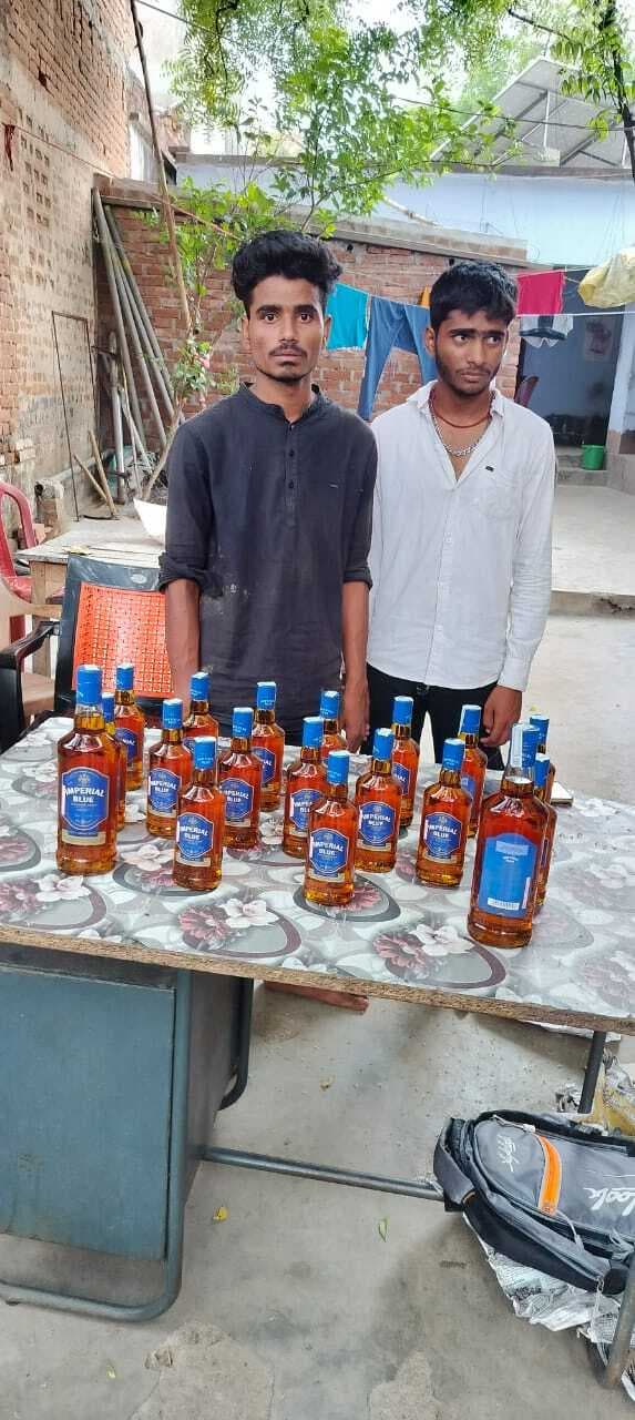 17 बोतल शराब के साथ दो तस्कर गिरफ्तार
