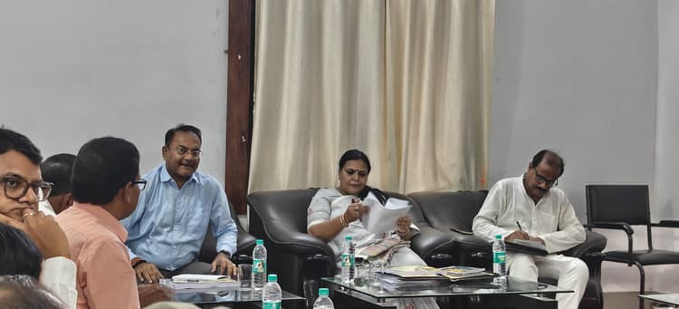 समय पर पंचायत भवन खाेलें व संचालित करें सचिव : दीपिका