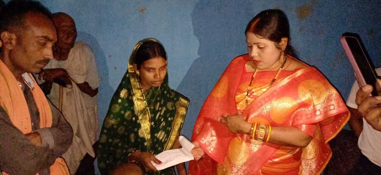 मृतक के आश्रितों की जिप सदस्य ने की आर्थिक मदद