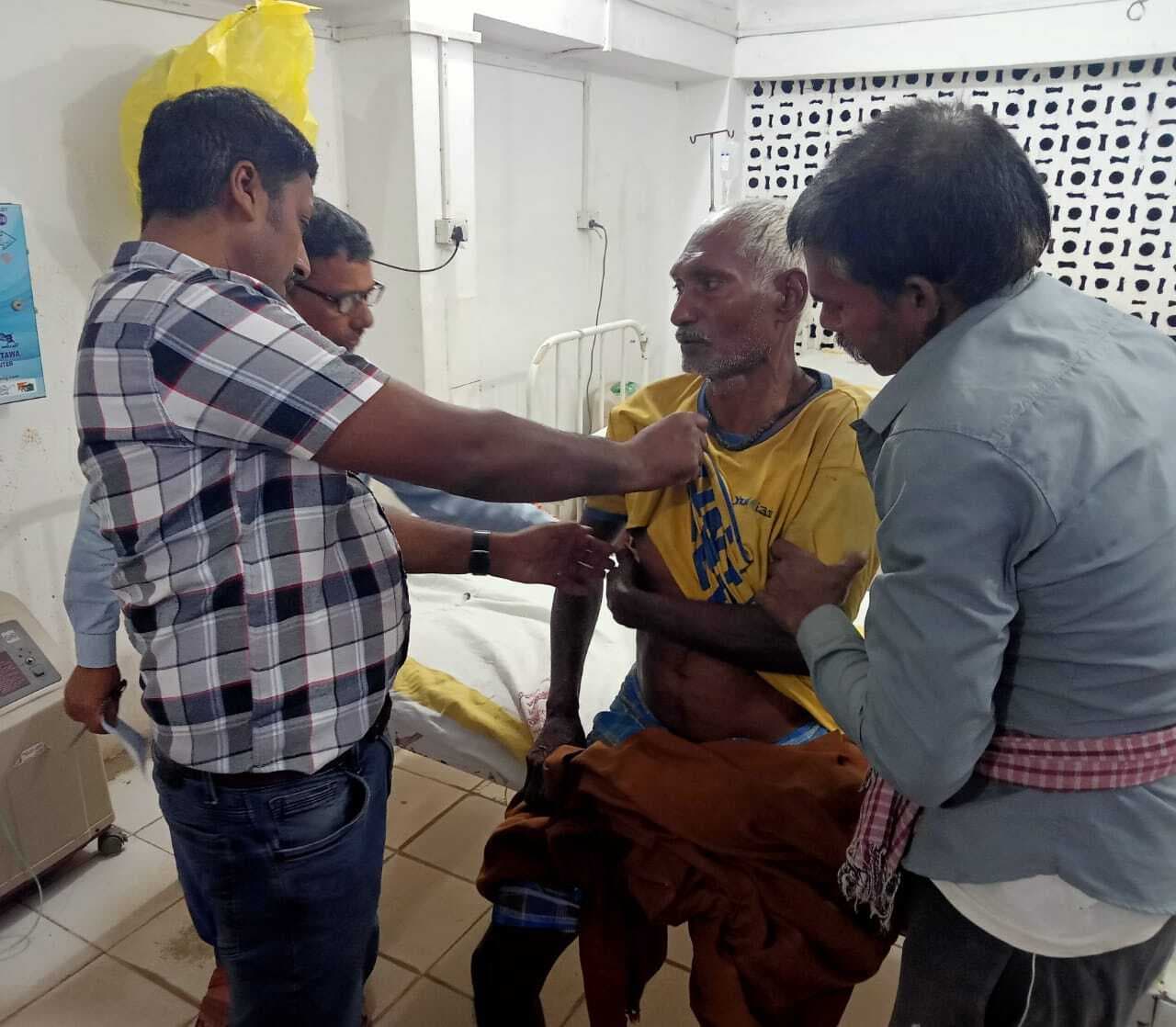 बांस काटने के दौरान गिरकर अधेड़ जख्मी, रेफर