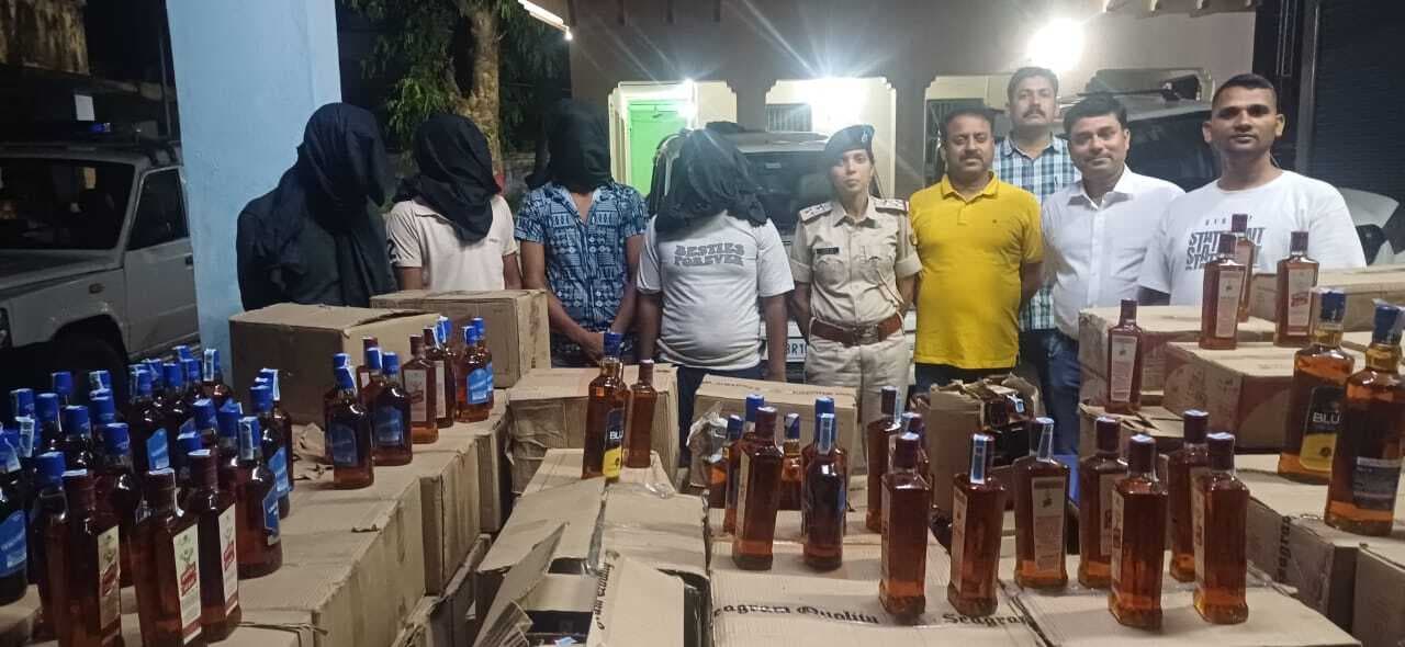 69 पेटी विदेशी शराब के साथ चार तस्कर गिरफ्तार, दो स्कॉर्पियो हुआ जब्त