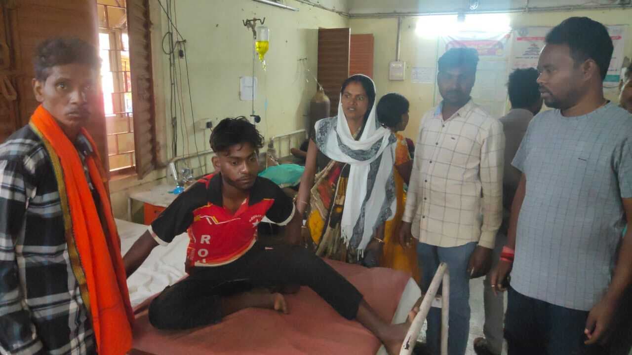 पिकअप वैन के पलटने से सात घायल